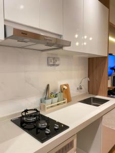 مطبخ أو مطبخ صغير في Skyhouse Bsd warm and cozy studio by lalerooms