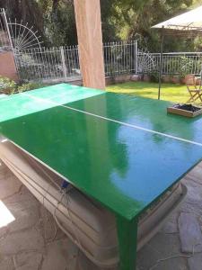 Stolný tenis v ubytovaní Amfiteatrico Sea View - Kalamos Attiki alebo v jeho okolí