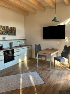 Μια τηλεόραση ή/και κέντρο ψυχαγωγίας στο Ferienhaus Ulme in Naunhof Leipziger Neuseenland +10 φωτογραφίες