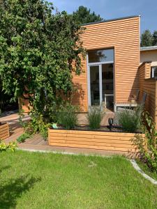 a house with a bench in a yard at Ferienhaus Ulme in Naunhof Leipziger Neuseenland in Köhra +10 photos