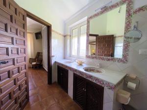łazienka z umywalką i lustrem na ścianie w obiekcie Villa Casa Alta w mieście Ronda