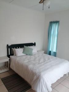 Postel nebo postele na pokoji v ubytování Spacious 1bed + braai 13km to Paternoster beach