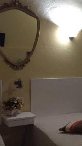 ブオンコンヴェントにあるAffittacamere Calianiのバスルーム(鏡、ベッド、シンク付)