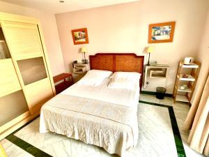 Łóżko lub łóżka w pokoju w obiekcie Hotel Conde de Cárdenas