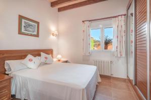 A bed or beds in a room at Villa Can Tomeu Még 18 kép