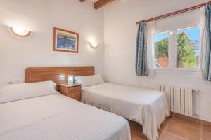 A bed or beds in a room at Villa Can Tomeu