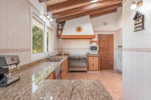 A kitchen or kitchenette at Villa Can Tomeu