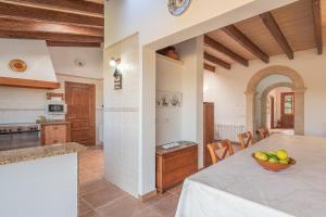 A kitchen or kitchenette at Villa Can Tomeu