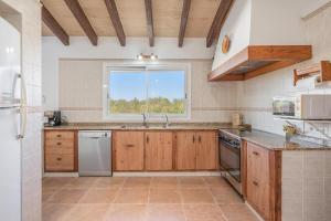A kitchen or kitchenette at Villa Can Tomeu