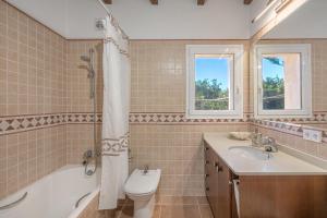 A bathroom at Villa Can Tomeu