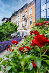 un edificio con un ramo de flores delante de él en Hotel Lindenhof Bad Schandau, en Bad Schandau
