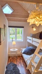 Postel nebo postele na pokoji v ubytování Anhults Garden