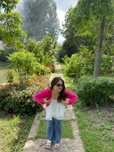 呵叻的住宿－Phumimalee Nature View Resort，站在公园里小径上的年轻女孩
