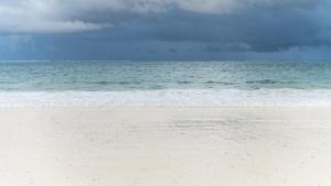 una playa de arena con el océano en el fondo en Hakuna Majiwe Beach Lodge, en Paje