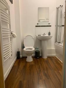 a bathroom with a toilet and a sink at Seven Suites - Beautiful 2-Bed Apartment with Parking in Watford Central in Watford