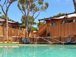 The swimming pool at or close to Apartamentos Biopasivos Living Pura Madera