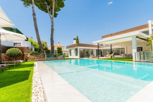 ein Swimmingpool im Hinterhof eines Hauses in der Unterkunft Cubo's Villa Elena in Alhaurín el Grande