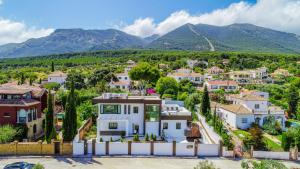 eine Villa in einer Stadt mit Bergen im Hintergrund in der Unterkunft Cubo's Villa Elena in Alhaurín el Grande