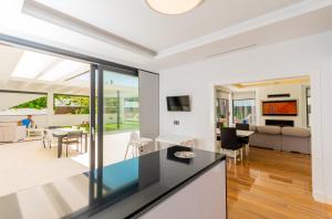 eine Küche und ein Wohnzimmer mit Blick auf ein Wohnzimmer in der Unterkunft Cubo's Villa Elena in Alhaurín el Grande