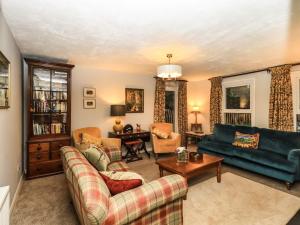Sala de estar con 2 sofás y mesa en Greywalls, en Penrith