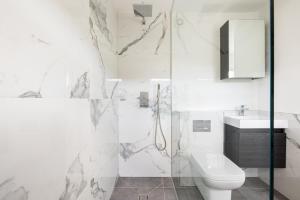 The Margravine Maisonette - Modern & Bright 2BDR Flat