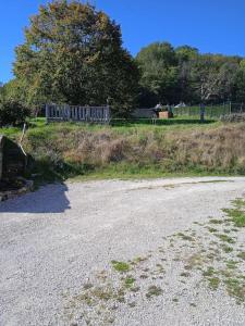 eine Schotterstraße mit einem Zaun auf einem Feld in der Unterkunft Spacieuse maison de mamie ! in Pouilly-en-Auxois
