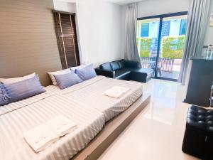 1 dormitorio con 1 cama grande y 1 silla en The Seacret Kohlarn, en Koh Larn