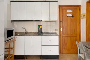 A kitchen or kitchenette at Balcón de Amadores 1