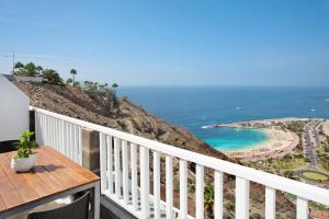 a balcony with a table and a view of the ocean at Balcón de Amadores 2 - Ocean view in Puerto Rico de Gran Canaria