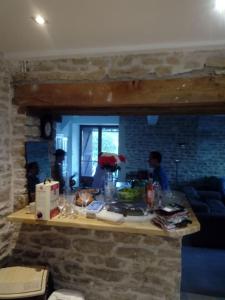 eine Küche mit einer Theke mit Lebensmitteln darauf in der Unterkunft Spacieuse maison de mamie ! in Pouilly-en-Auxois
