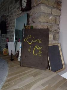 ein Schild mit den Worten: Geben Sie ein dj auf einem Holzboden in der Unterkunft Spacieuse maison de mamie ! in Pouilly-en-Auxois