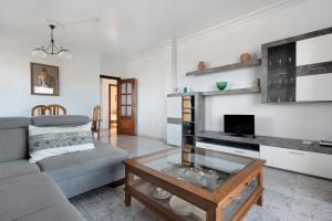 ein Wohnzimmer mit einem Sofa und einem Couchtisch in der Unterkunft Jalón de Cameros in Tacoronte