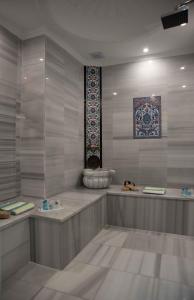 A bathroom at Big Orange Hotel Old City