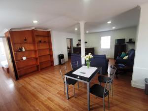 uma sala de estar com uma mesa e cadeiras e um sofá em Casa do Curral Velho em Santana