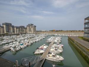 Le Gréement - Appt vue sur le port في كورسول-سور-مار: تجمع القوارب في المارينا