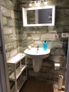 ein Bad mit einem Waschbecken und einem Spiegel in der Unterkunft Aurorero Antonio in Arriate