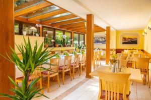 a restaurant with tables and chairs in a restaurant at Hotel Elbpromenade in Bad Schandau