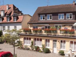 ein Gebäude mit Blumenkästen an der Seite in der Unterkunft Appartementhaus Angelika in Lindau