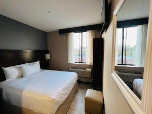 Postel nebo postele na pokoji v ubytování Rockaway Hotel