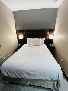 Postel nebo postele na pokoji v ubytování Rockaway Hotel