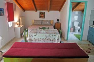 a bedroom with two beds and a bathroom at Ρήγας: Όμορφα στο Μεσολόγγι. Δ2 in Missolonghi