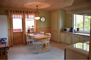 eine Küche mit einem Tisch und Stühlen im Zimmer in der Unterkunft Backnäsgården in Sandöverken