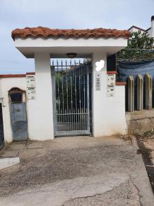 uma entrada para uma casa com um portão em Casa dell'ape Maia em Termoli