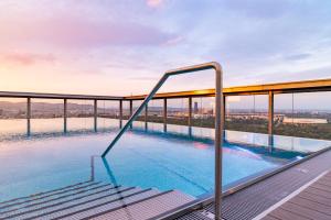 Bazén v ubytování Triiiple Tower Dream Apartments with Rooftop-Summer-Pool nebo v jeho okolí