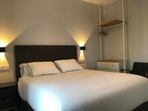 Säng eller sängar i ett rum på Apartamentos Ciudad de Ronda