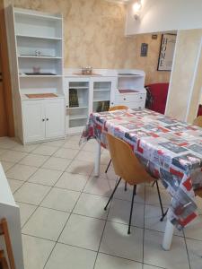 cocina con mesa y armarios blancos en Casa dell'ape Maia en Termoli