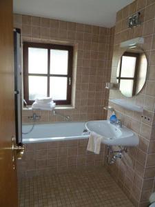 Koupelna v ubytování Ferienwohnanlage Hochgern + 32 fotografií