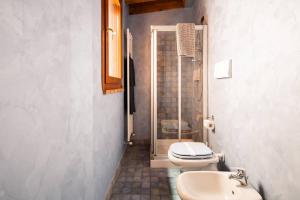 ein Bad mit einem WC und einem Waschbecken in der Unterkunft BellaMantova 3 in Mantua