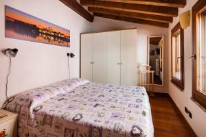 ein Schlafzimmer mit einem Bett in einem Zimmer in der Unterkunft BellaMantova 3 in Mantua