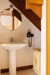 ein Bad mit einem Waschbecken und einem Spiegel in der Unterkunft BellaMantova 3 in Mantua